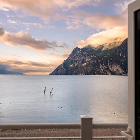 Hotel Baia Azzurra - Lake Front 토르볼레 외부 사진