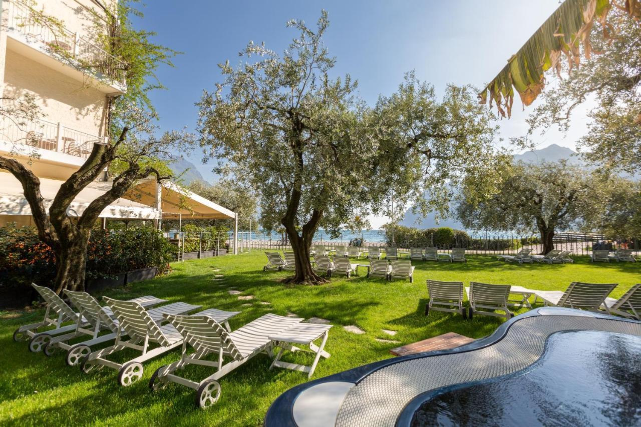 Hotel Baia Azzurra - Lake Front 토르볼레 외부 사진