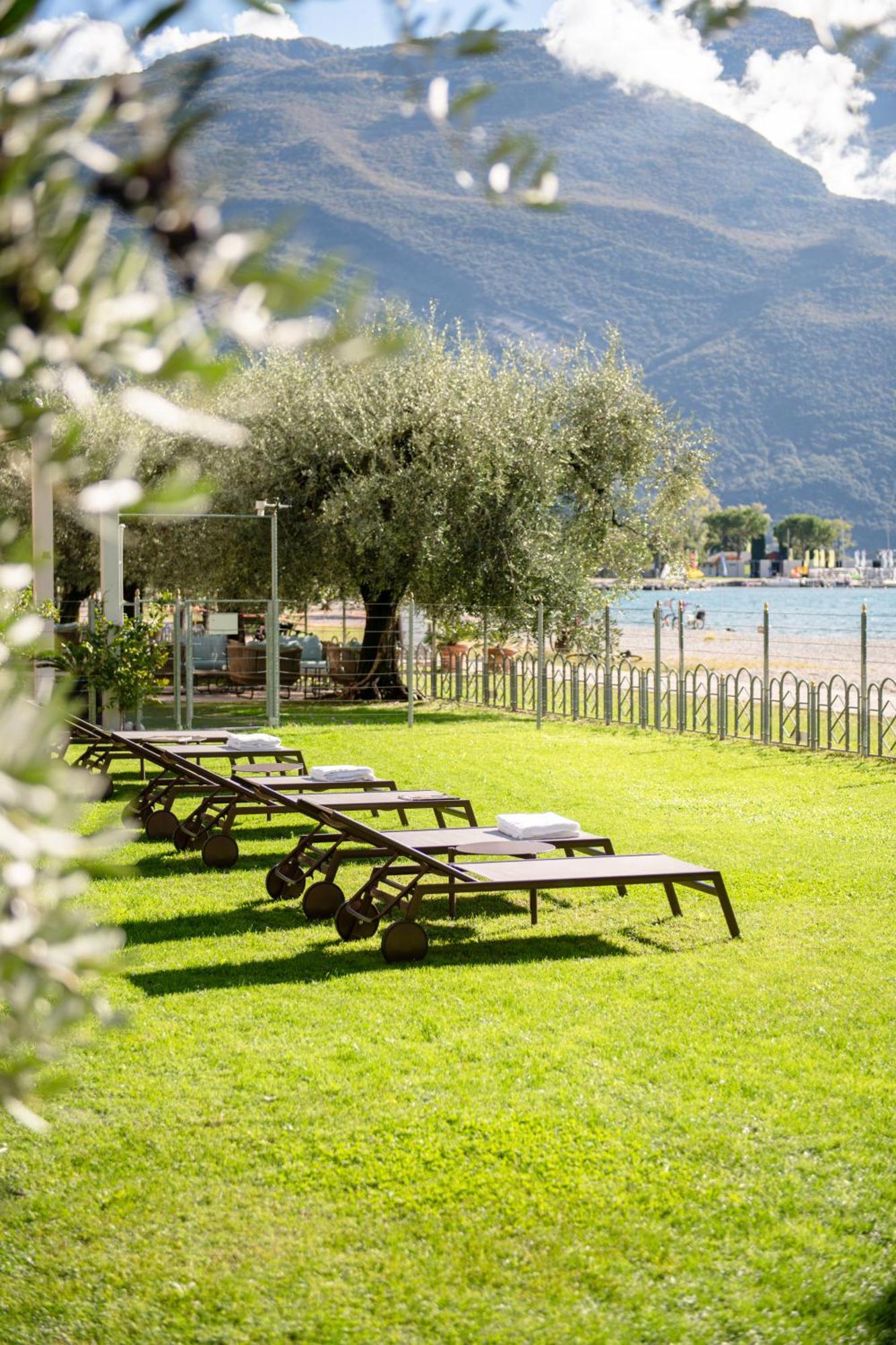 Hotel Baia Azzurra - Lake Front 토르볼레 외부 사진