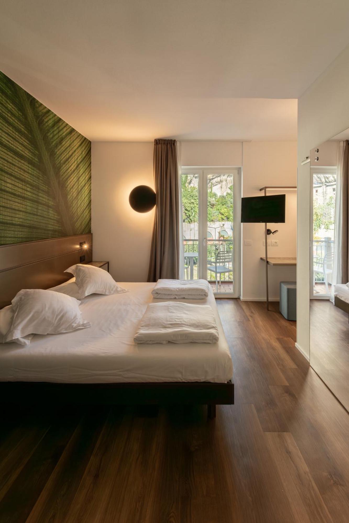 Hotel Baia Azzurra - Lake Front 토르볼레 외부 사진