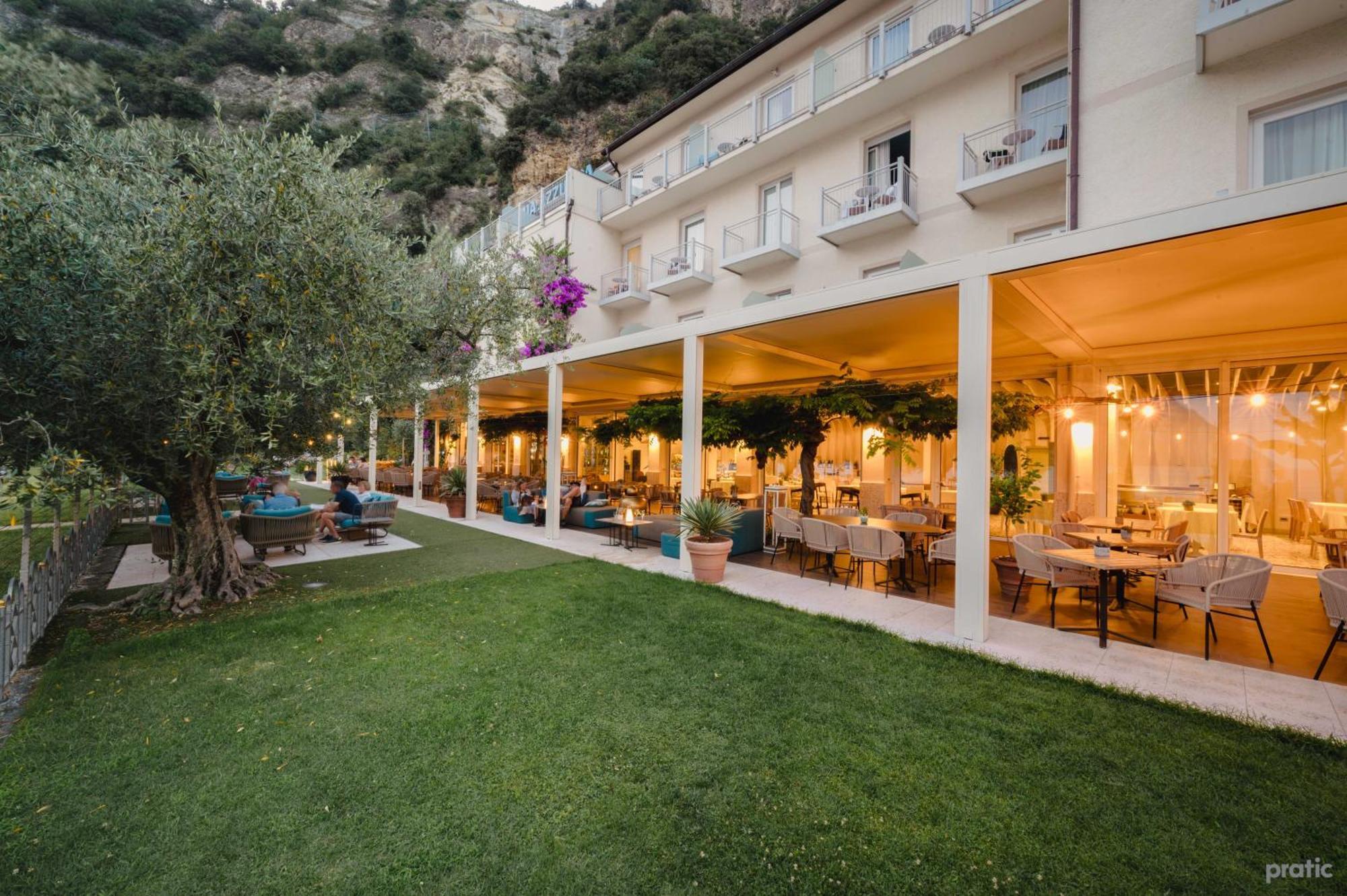 Hotel Baia Azzurra - Lake Front 토르볼레 외부 사진