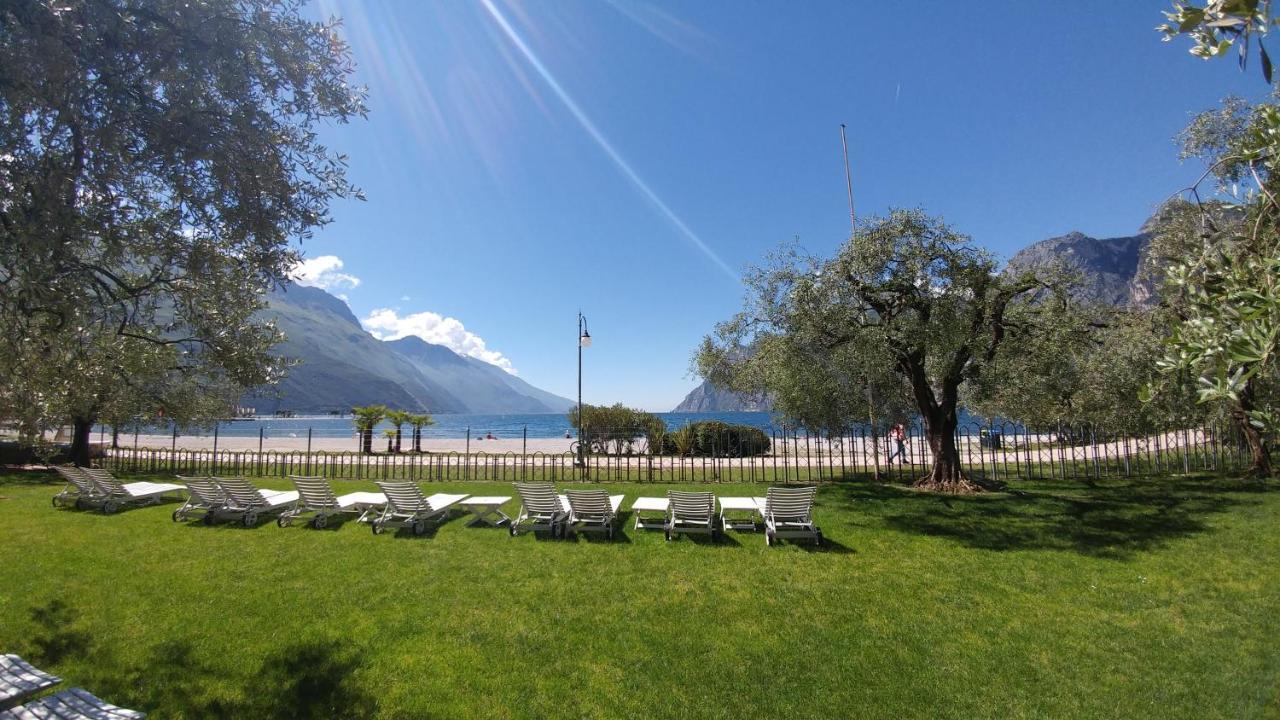 Hotel Baia Azzurra - Lake Front 토르볼레 외부 사진